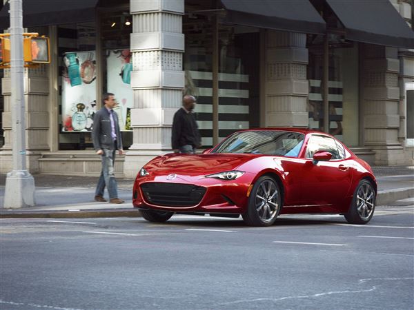 マツダ ミアタ MX-5 (クラシック・レッド) (チェイスカー) Driver's Seat: 2025 Mazda MX-5 Miata — Still buzzing along