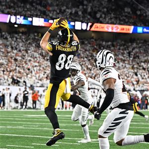 Steelers tight end Pat Freiermuth (88) catches a touchdown pass against the Bengals in game at Paycor Stadium in Cincinnati on Thursday, Oct. 16, 2025. Pittsburgh fell to Cincinnati 33-31.