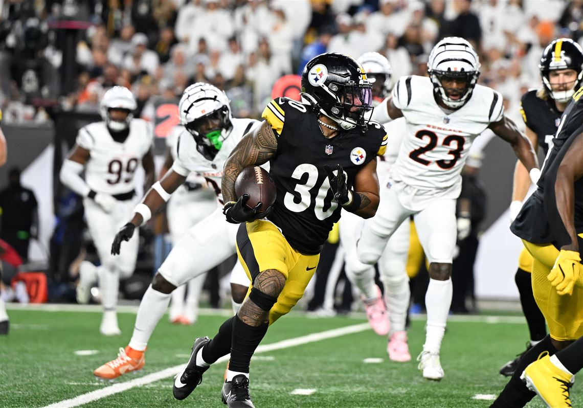 Steelers Jaylen Warren (30) rushes against the Bengals in a game against the Bengals at Paycor Stadium in Cincinnati on Thursday, Oct. 16, 2025. Pittsburgh fell to Cincinnati 33-31.