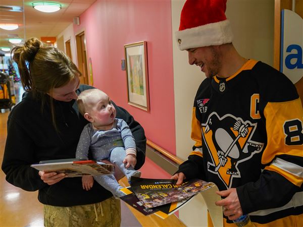 'Always puts things in perspective': Penguins bring holiday cheer in visit to UPMC Children's Hospital