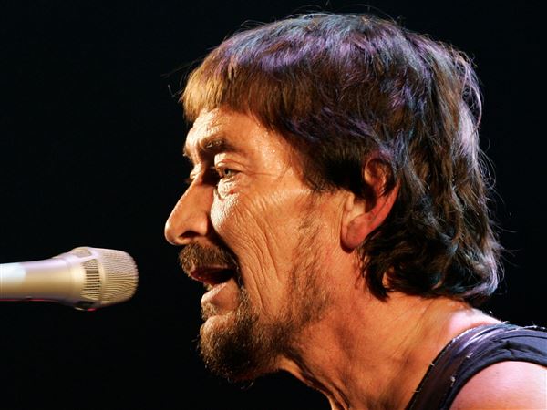 Chris Rea, British singer-songwriter who scored U.S. hit with 'Fool (If You Think It’s Over),' dies at 74