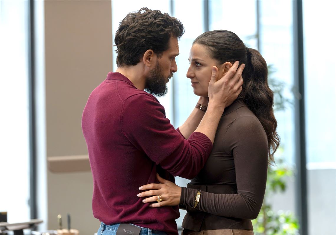 USA. Jude Law and Rebecca Hall in the ©Gravier Productions/-Perdido  Productions new movie: A Rainy Day in New York (2019) . Plot : Two young  people arrive in New York for a, image size:1140x797