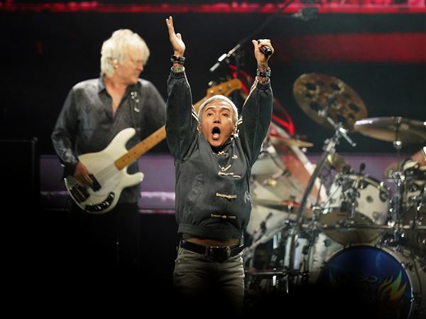 Journey soars, shreds and stumbles in Pittsburgh on its Final