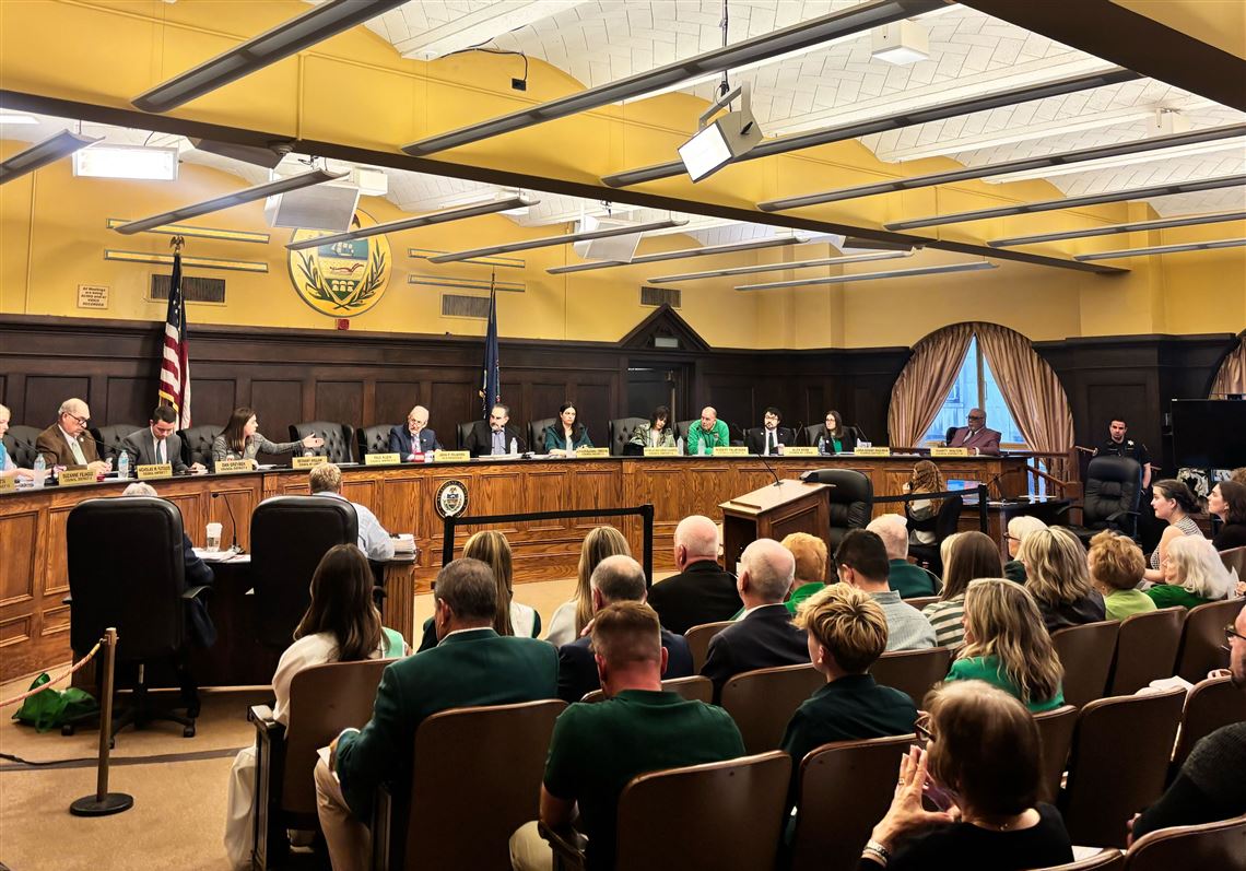 Consejo del Condado de Allegheny aprobando ley que prohíbe la cooperación con ICE.