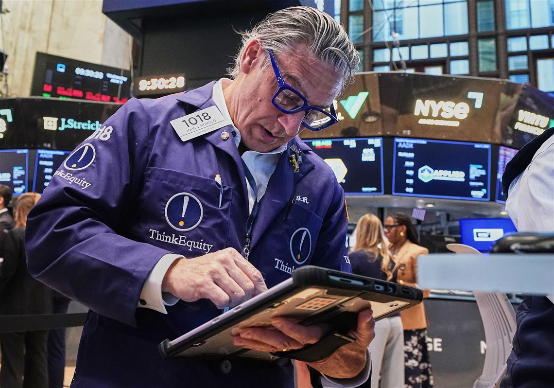 The Dow jumps 900 points as oil prices ease, but slumping AI stocks keep Wall Street in check