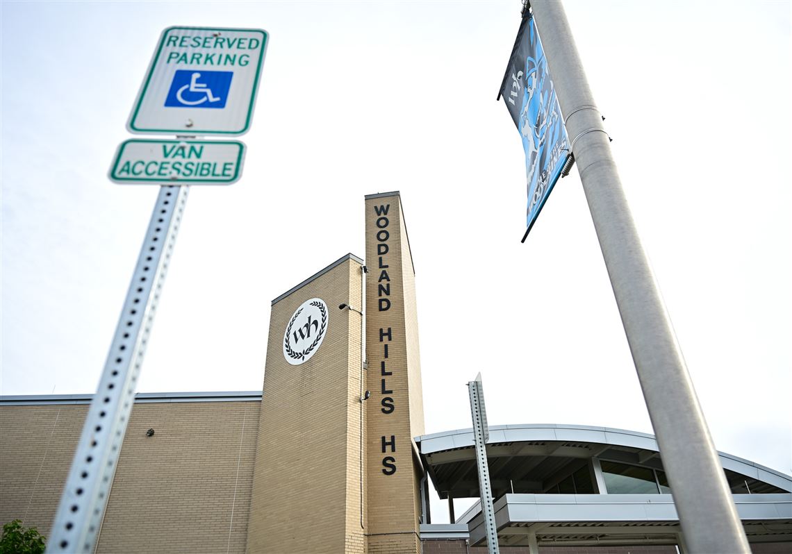 Woodland Hills board members fire embattled superintendent