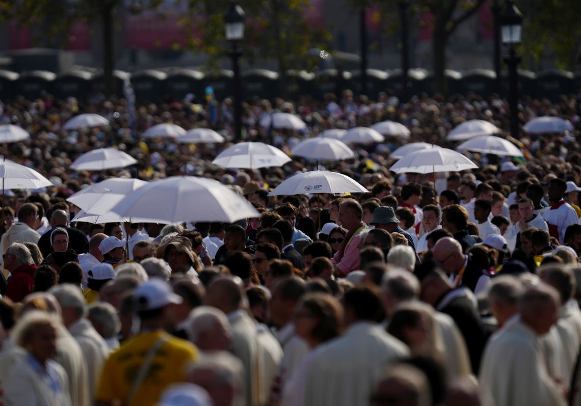 Pope Leo draws 800,000 people to central Paris for open-air Mass on iconic square