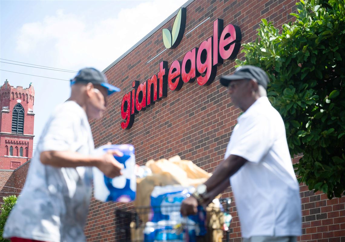 Elizabeth Warren calls on feds to ‘scrutinize’ Kroger’s plans to acquire Giant E...